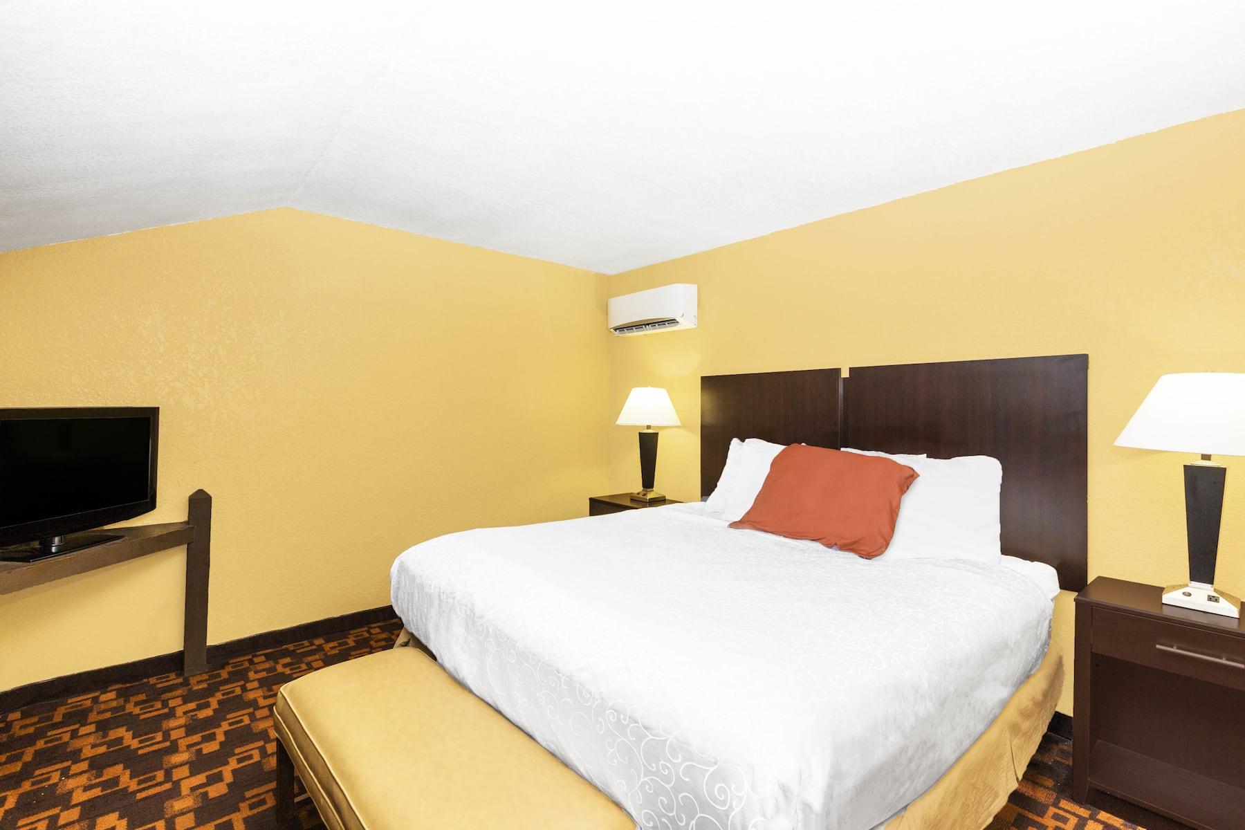 Days Inn & Suites By Wyndham Coralville / Iowa City Room photo